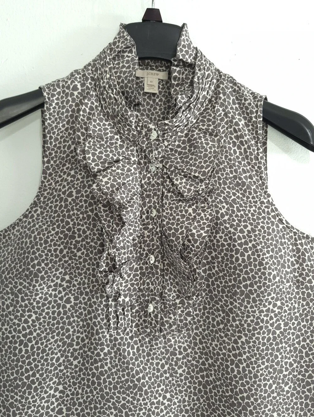J.CREW 100% Silk Ruffle Neck Sleeveless Blouse Top Heart Print Gray Size 10 Used